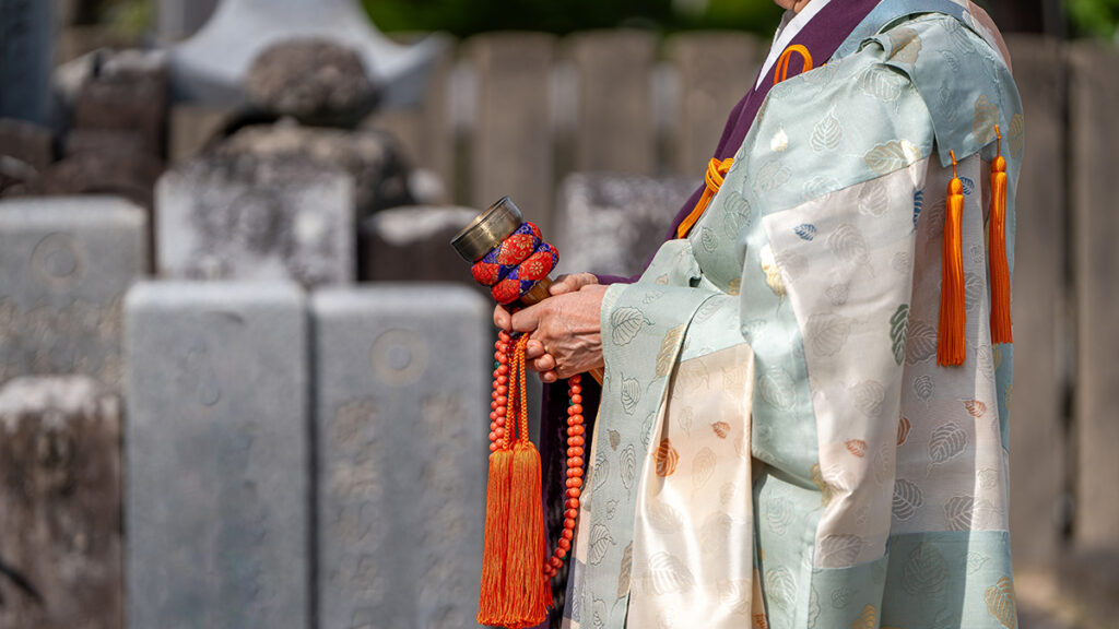 家族葬10人の費用相場と内訳|少人数で抑えるポイントと注意点