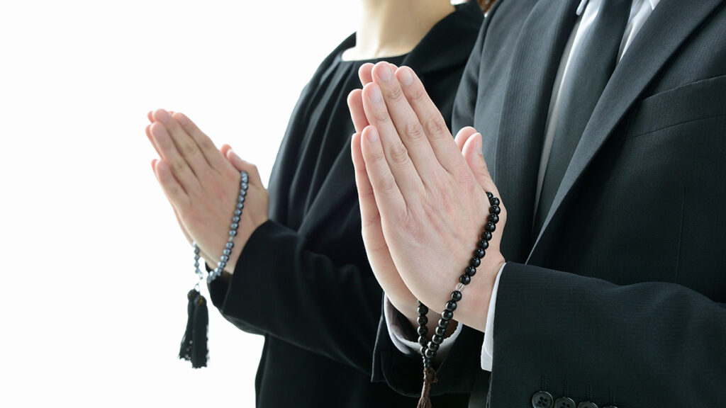 家族葬の服装マナー完全ガイド|喪主・親族・参列者別の服装例付き