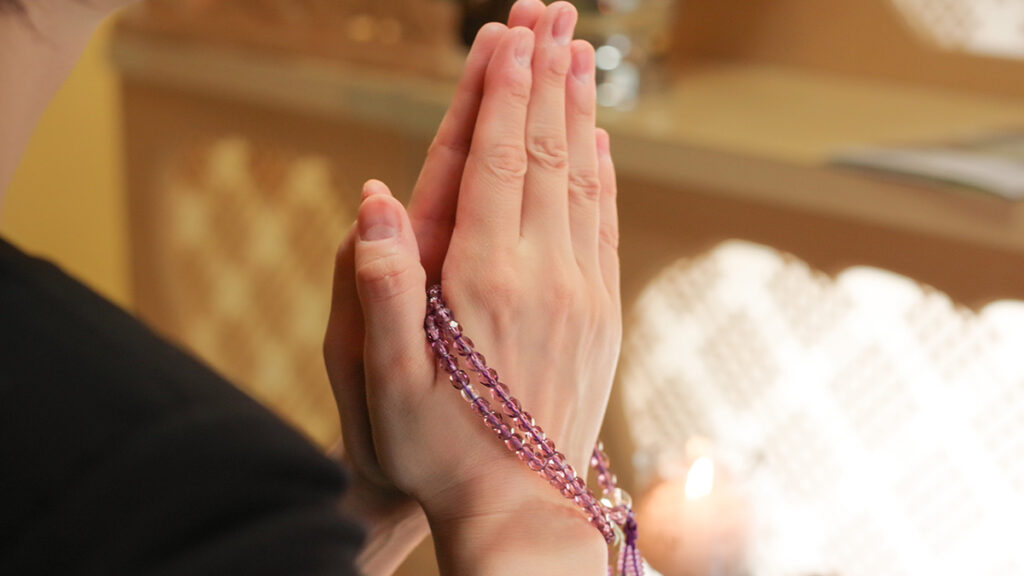 四十九日のお布施相場はいくら？表書きの書き方と渡し方マナーを解説