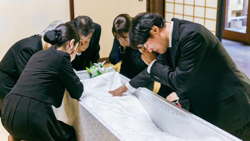 親が亡くなったときの会社への報告方法｜電話・メール例文と忌引き手続き