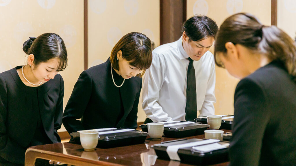 納骨式とは？流れ・服装・費用・お布施｜四十九日と同時に行う場合の準備