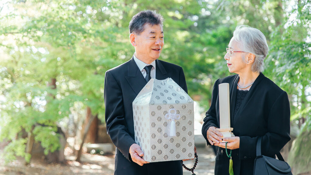 家族葬とは?費用・流れ・どこまで呼ぶ?参列マナーの基本まとめ