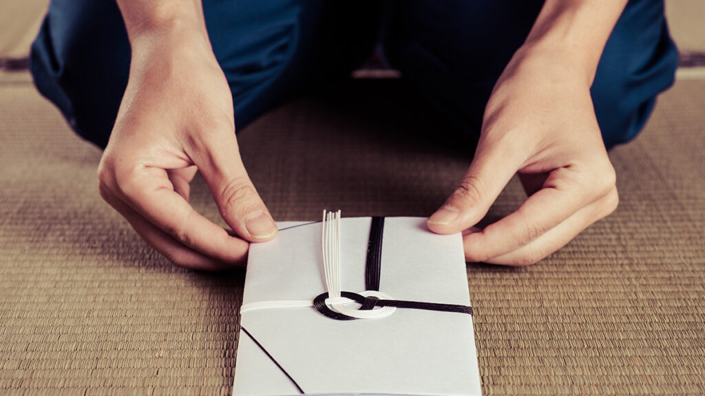 お通夜の服装|平服でいい場合は?男性・女性・子供別のマナーとNG例