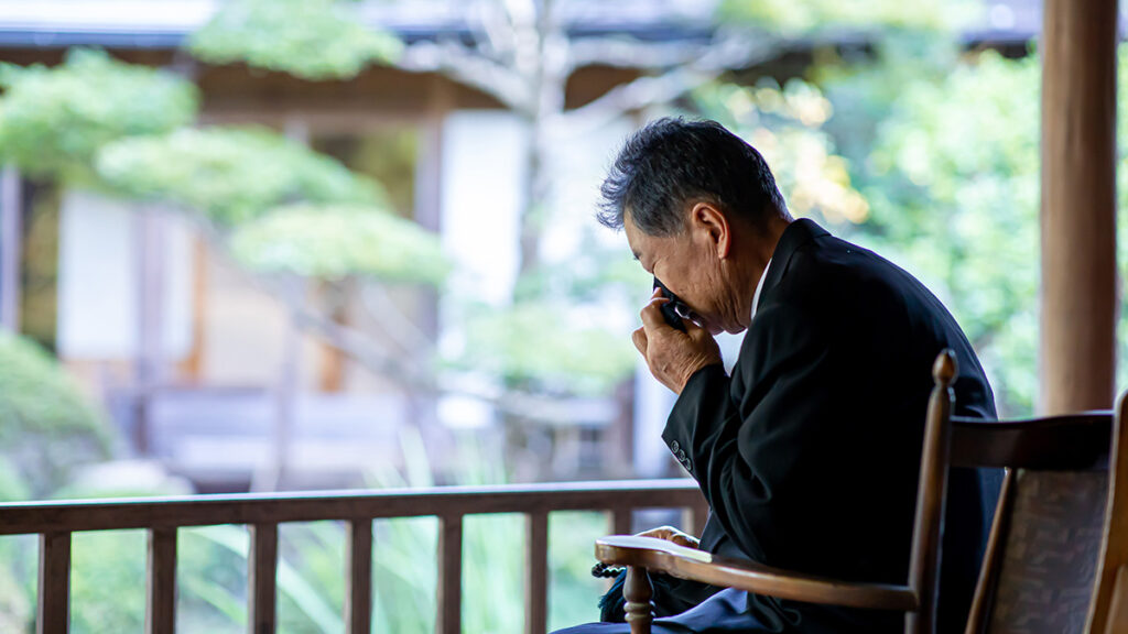 【男性編】葬儀の服装マナー|スーツ・ワイシャツ・靴の正解とNG