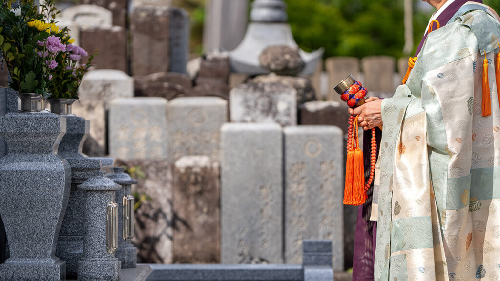 【女性編】葬儀の服装マナー|パンツスーツはOK?メイク・髪型の注意点