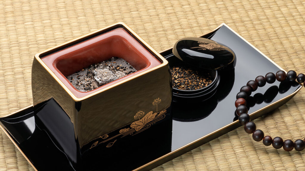 焼香の順番はどう決める?親族・一般席の順序ルールとトラブル回避術