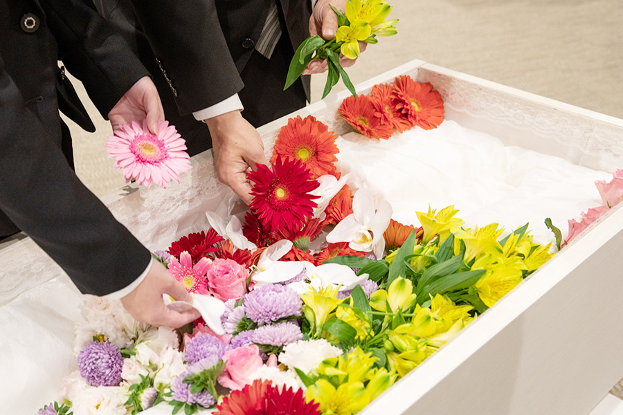 お別れの時間にお花を