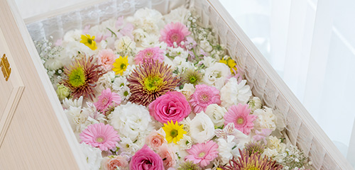 故人様の全身を囲むお別れ花(花盆)